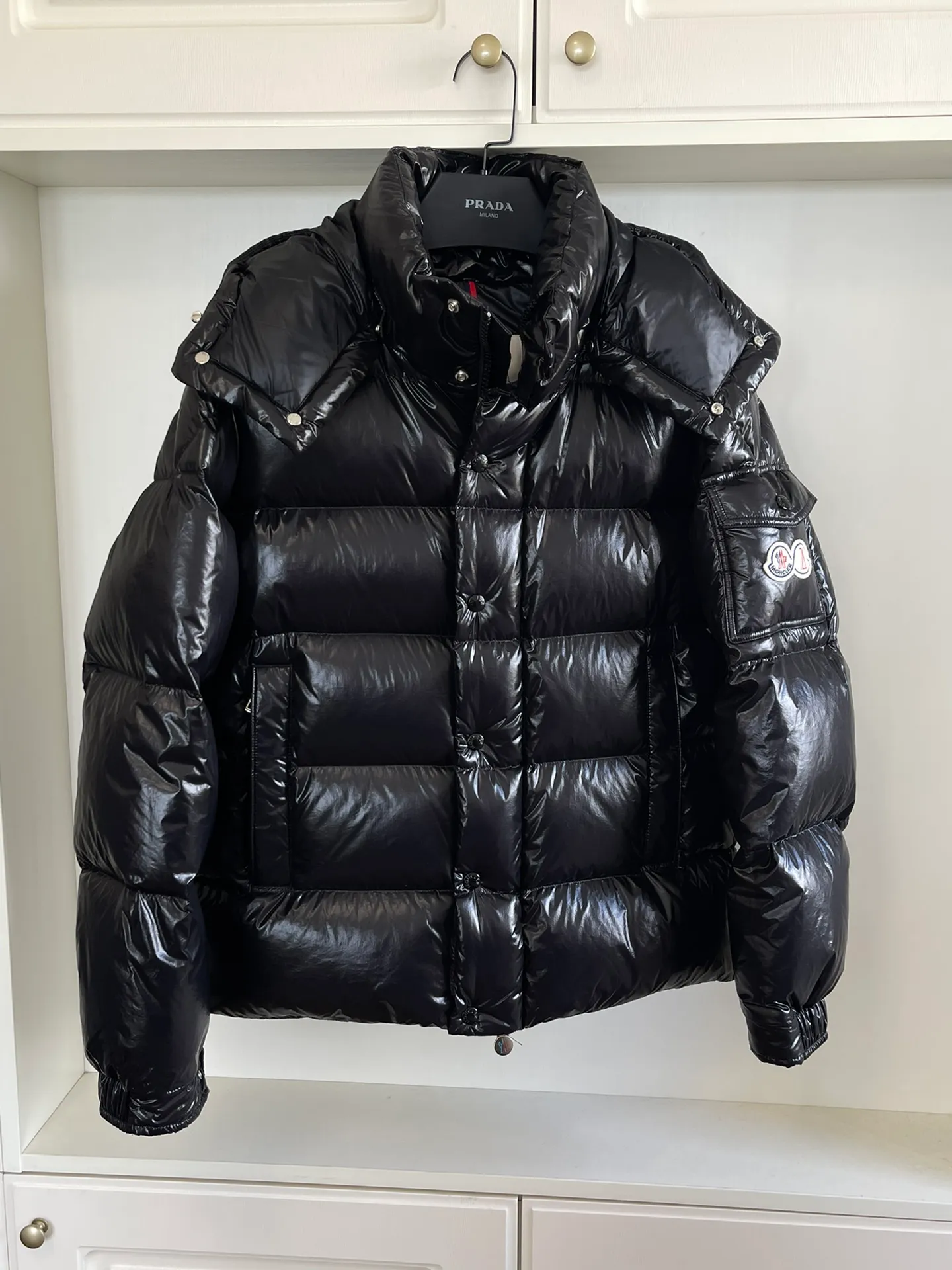 P390 Moncler/ 2026 70 、 。 DNA ， ， 。 Classic ， 、 。 Classic 70 。 Quality， 90 ，Premium Quality ， ，Black ！ Sizes M-3XL